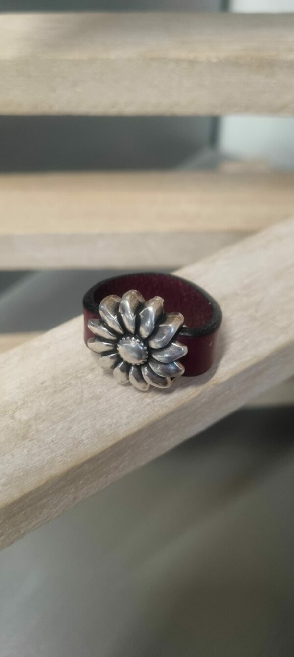 Bague femme en cuir bordeaux et fleur argentée