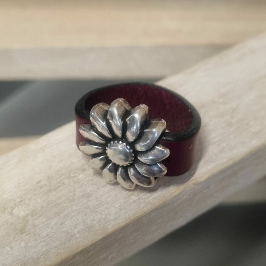 Bague femme en cuir bordeaux et fleur argentée