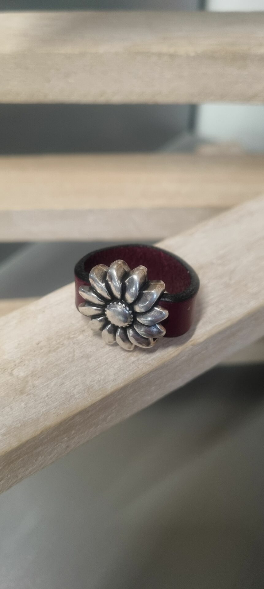 Bague femme en cuir bordeaux et fleur argentée