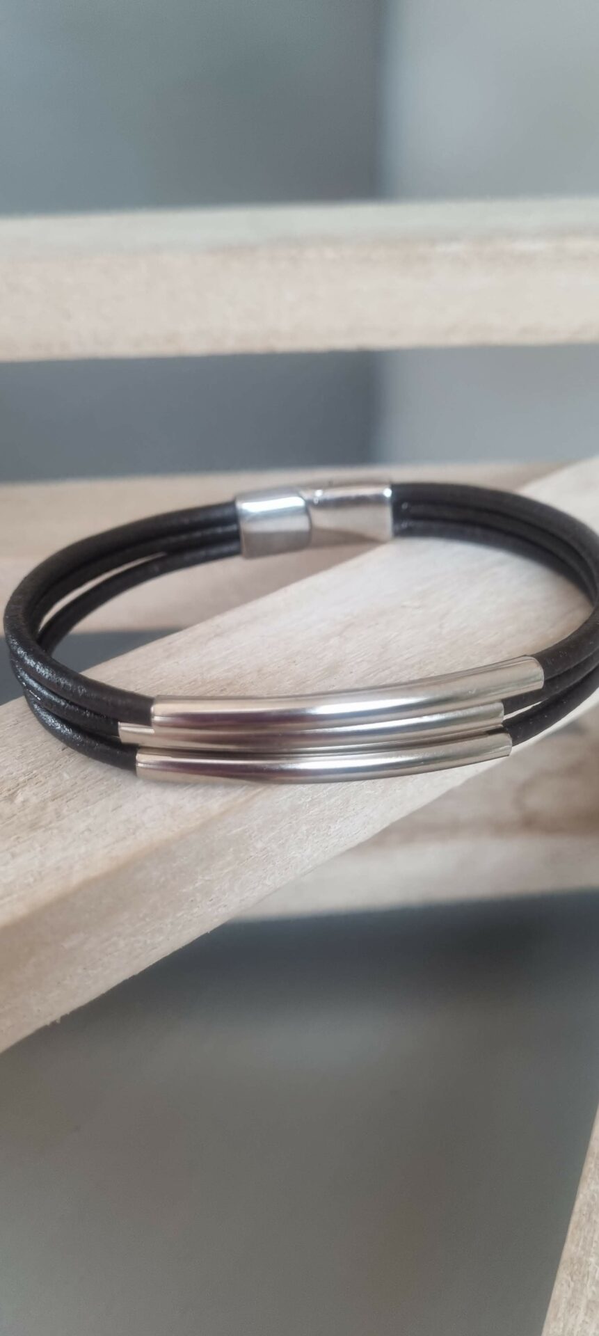 Bracelet homme trois cuirs ronds marrons et tubes argentés