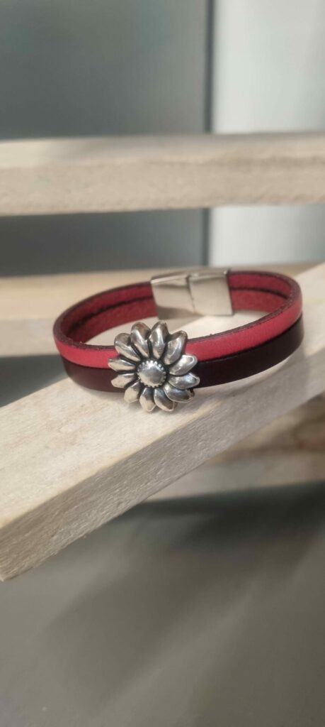 Bracelet femme en cuir bordeaux et rose, fleur argentée
