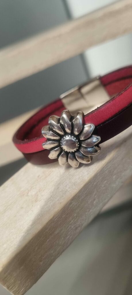 Bracelet femme en cuir bordeaux et rose, fleur argentée
