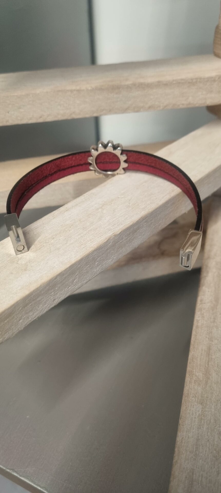 Bracelet femme en cuir bordeaux et rose, fleur argentée