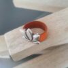 Bague femme en cuir plat orange et passant lotus argenté