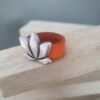 Bague femme en cuir plat orange et passant lotus argenté