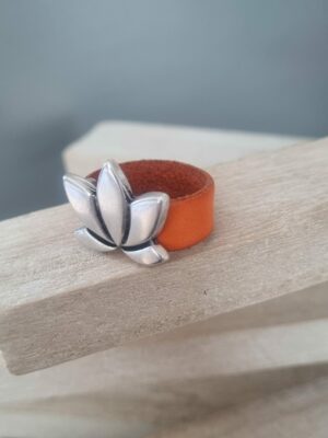 Bague femme en cuir plat orange et sa fleur de lotus argentée