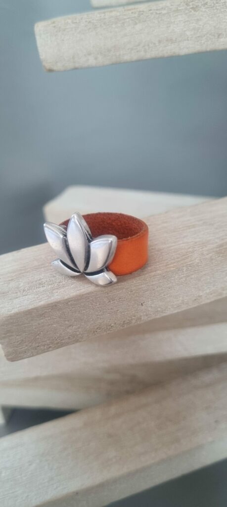 Bague femme en cuir plat orange et passant lotus argenté