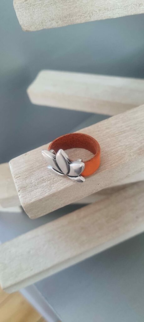 Bague femme en cuir plat orange et passant lotus argenté