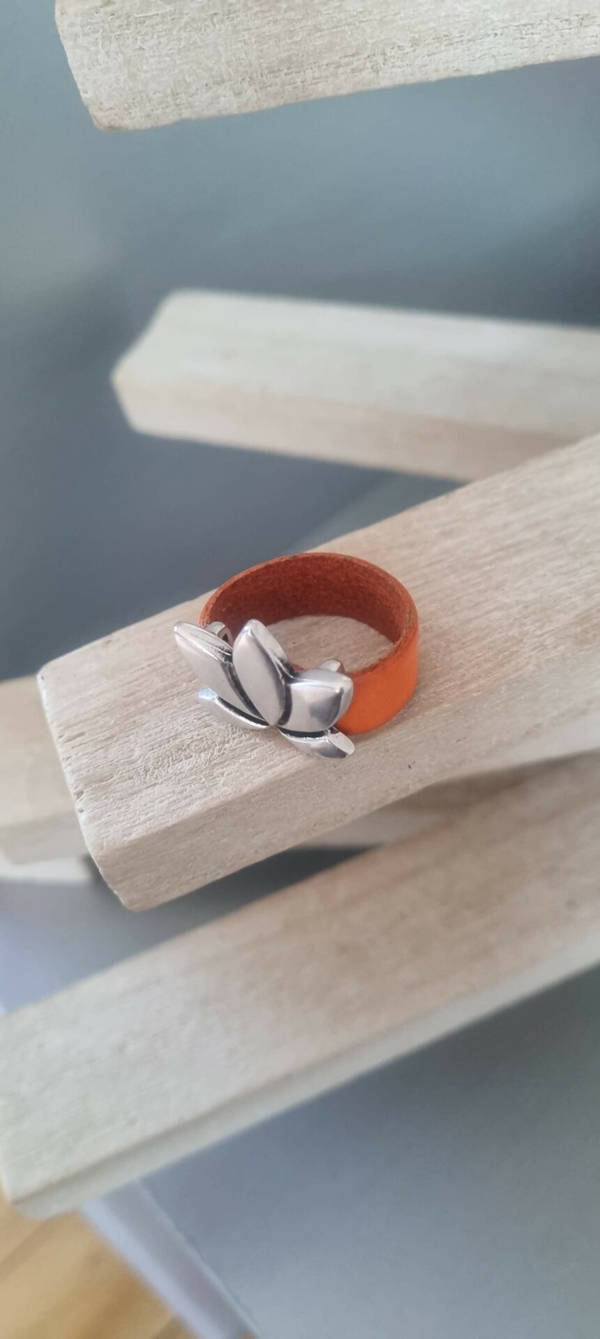Bague femme en cuir plat orange et passant lotus argenté