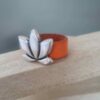 Bague femme en cuir plat orange et passant lotus argenté