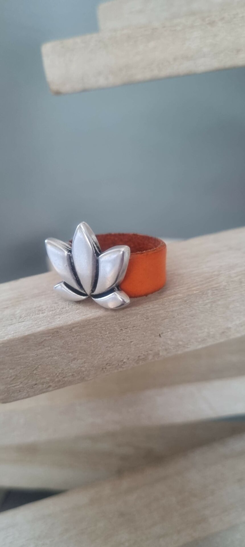 Bague femme en cuir plat orange et passant lotus argenté