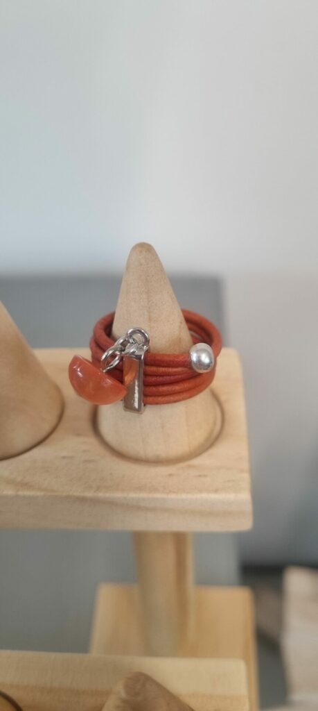 Bague femme en cuir rond orange et son bouton orange