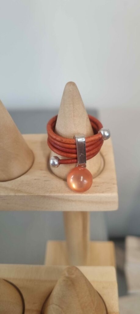 Bague femme en cuir rond orange et son bouton orange