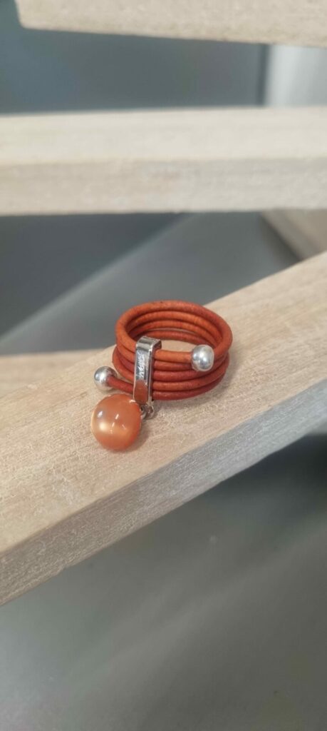 Bague femme en cuir rond orange et son bouton orange