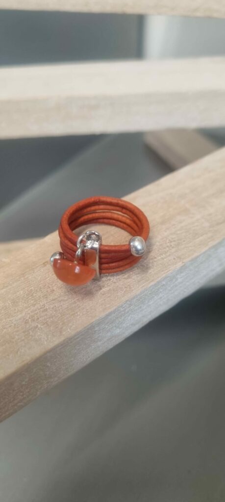 Bague femme en cuir rond orange et son bouton orange
