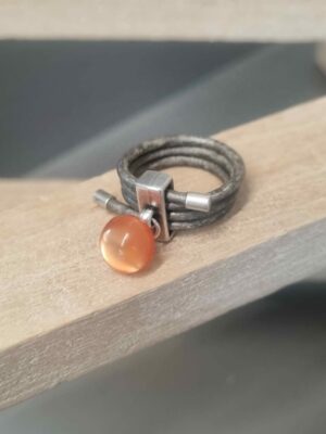 Bague femme en cuir rond gris et son bouton orange