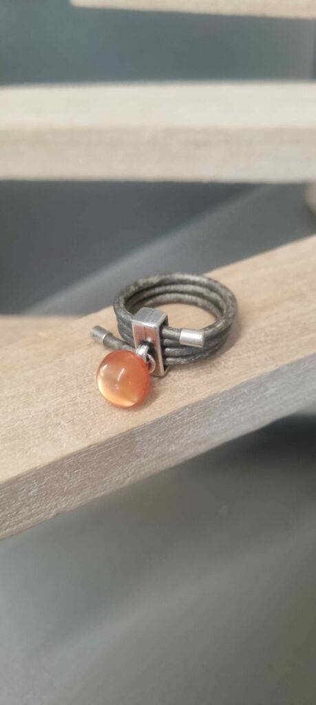 Bague femme en cuir rond gris et son bouton orange