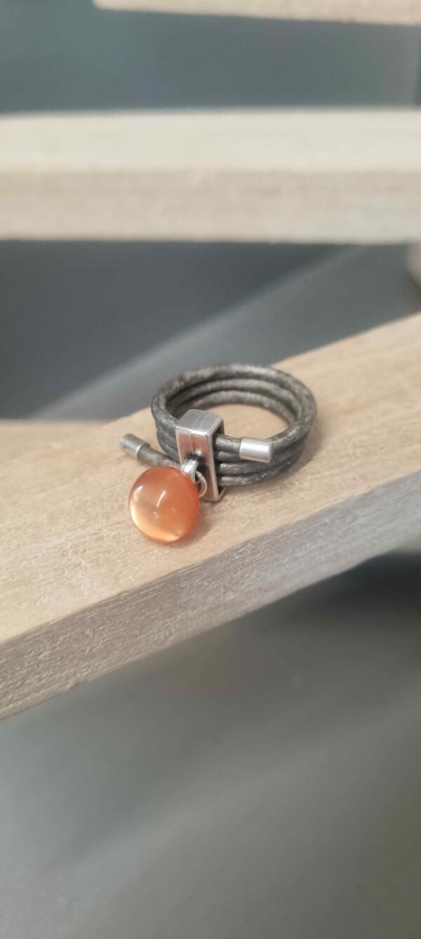 4BA9 - 17€ Bague femme en cuir rond gris et son bouton orange
