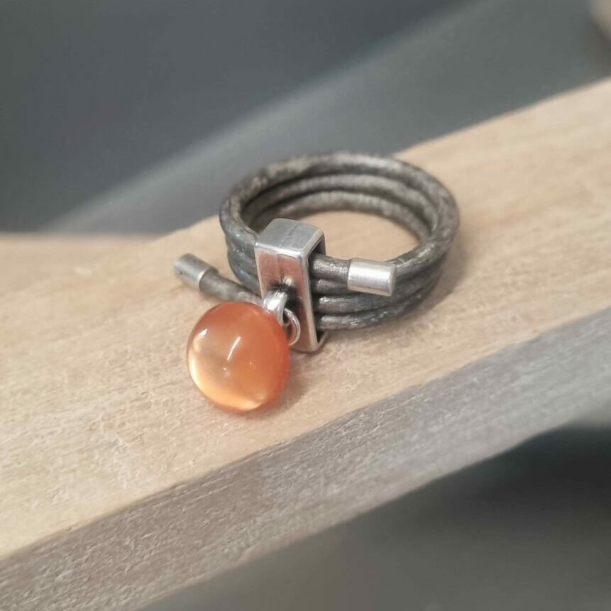 Bague femme en cuir rond gris et son bouton orange