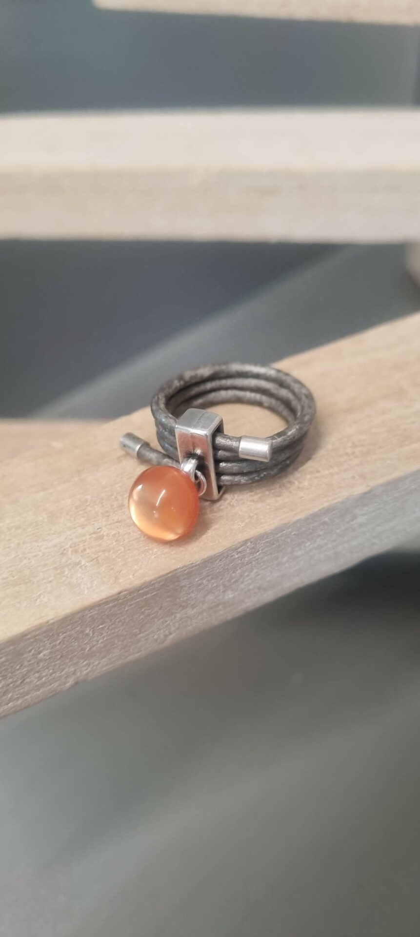 Bague femme en cuir rond gris et son bouton orange