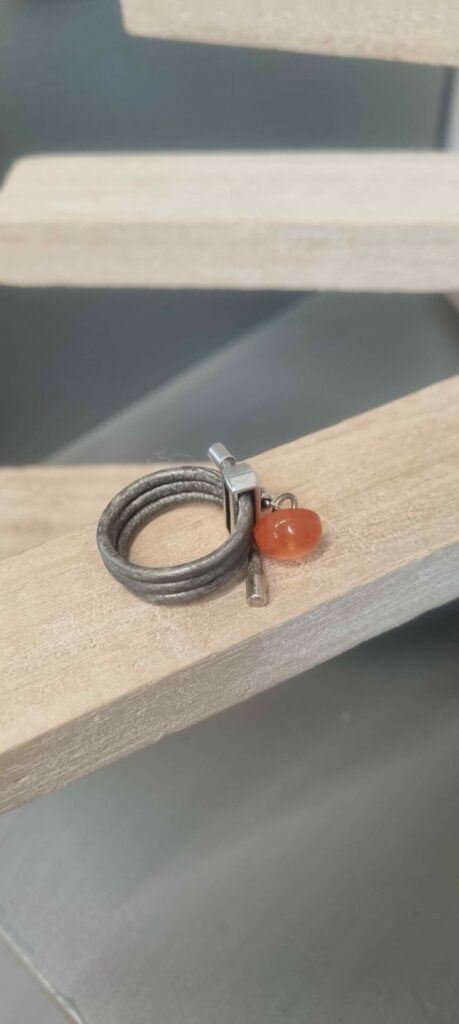 Bague femme en cuir rond gris et son bouton orange