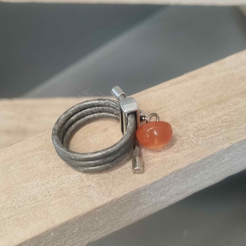 Bague femme en cuir rond gris et son bouton orange