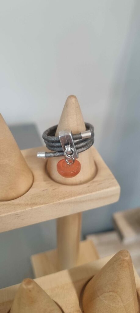 Bague femme en cuir rond gris et son bouton orange