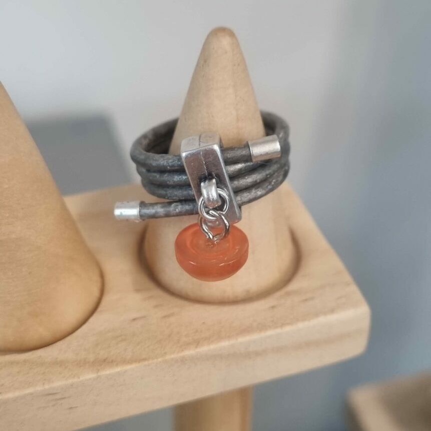 Bague femme en cuir rond gris et son bouton orange