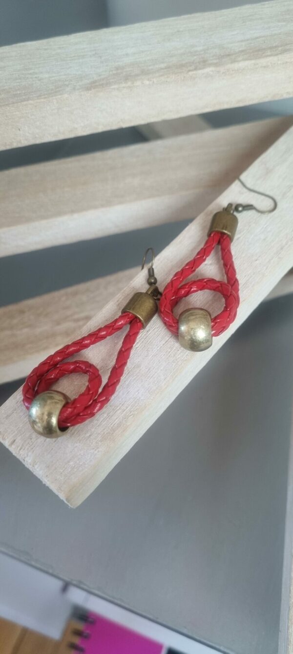 Boucles d'oreille femme en cuir tressé rouge et sa perle bronze