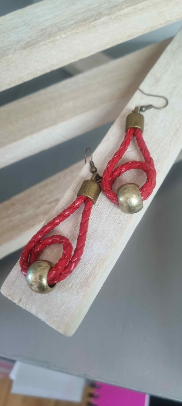 Boucles d'oreille femme en cuir tressé rouge et sa perle bronze