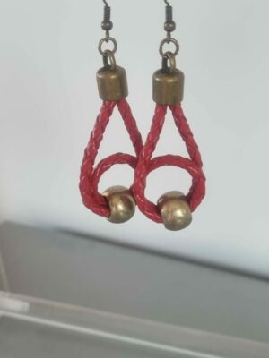 Boucles d'oreille femme en cuir tressé rouge et sa perle bronze