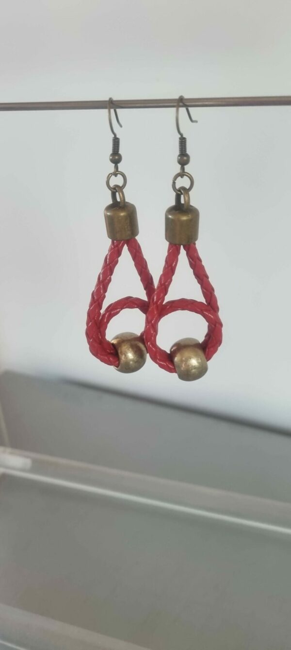 Boucles d'oreille femme en cuir tressé rouge et sa perle bronze