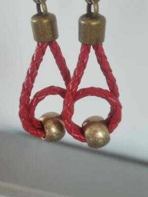 Boucles d'oreille femme en cuir tressé rouge et sa perle bronze