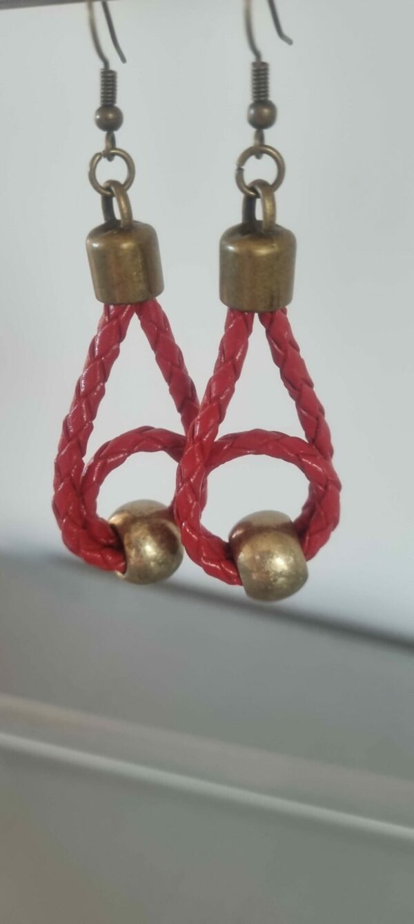 Boucles d'oreille femme en cuir tressé rouge et sa perle bronze