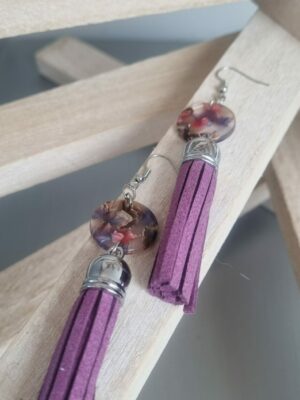 Boucles d'oreille, passant acétate et pompon en suédine violet