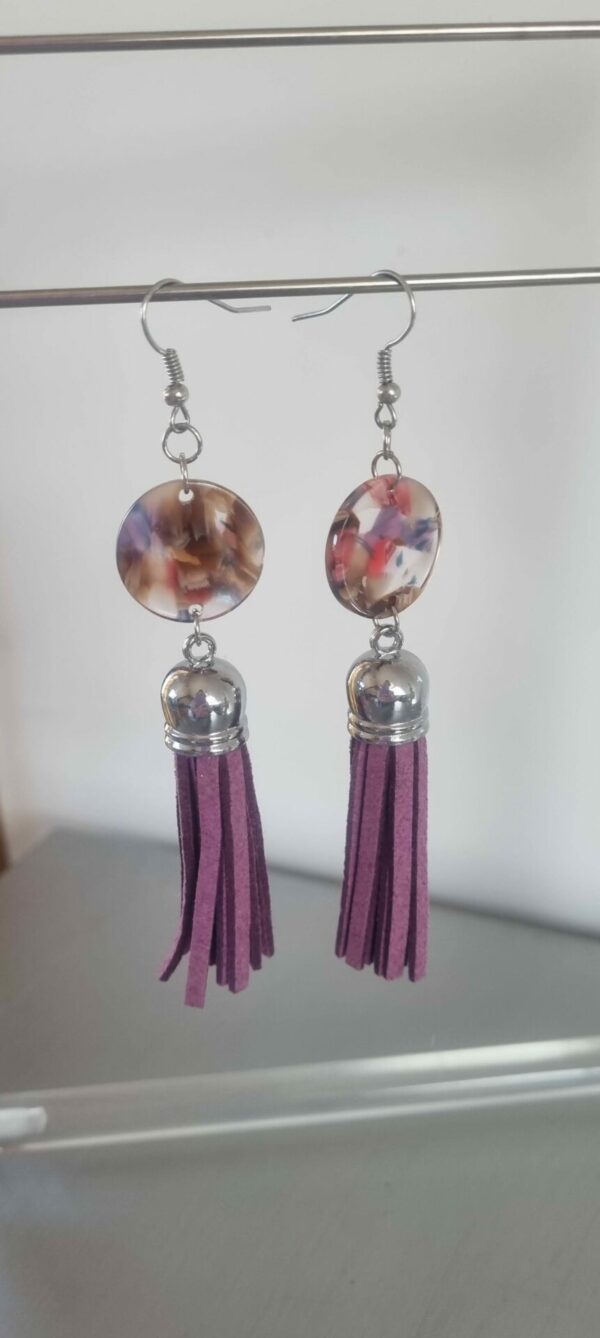 Boucles d'oreille, passant acétate et pompon en suédine violet