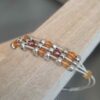 Bracelet femme, ado en cuir rond 0,8mm or, passants argentés et perles rouges et oranges