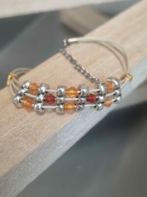 Bracelet femme, ado en cuir rond 0,8mm or, passants argentés et perles rouges et oranges