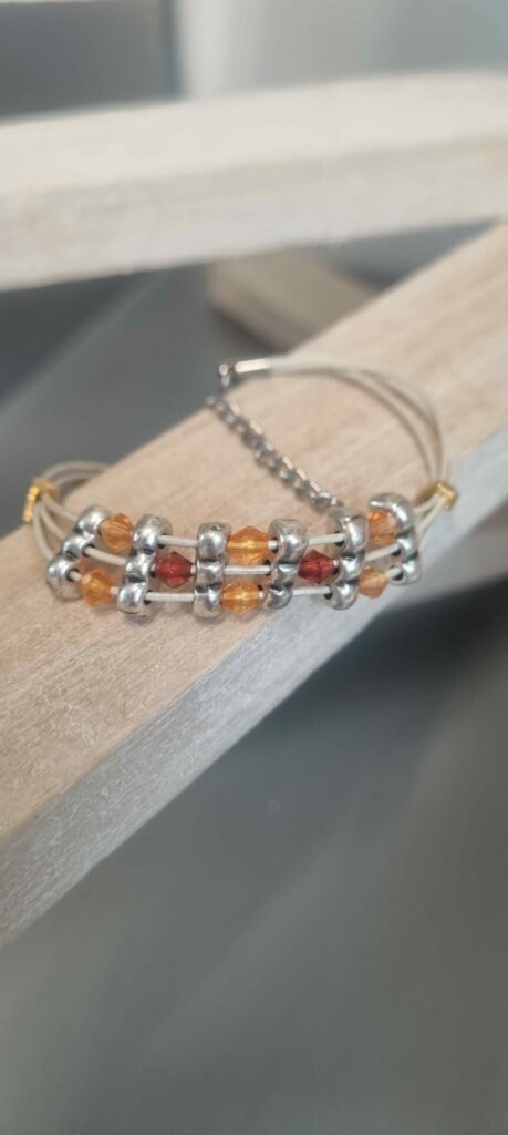 Bracelet femme, ado en cuir rond 0,8mm or, passants argentés et perles rouges et oranges