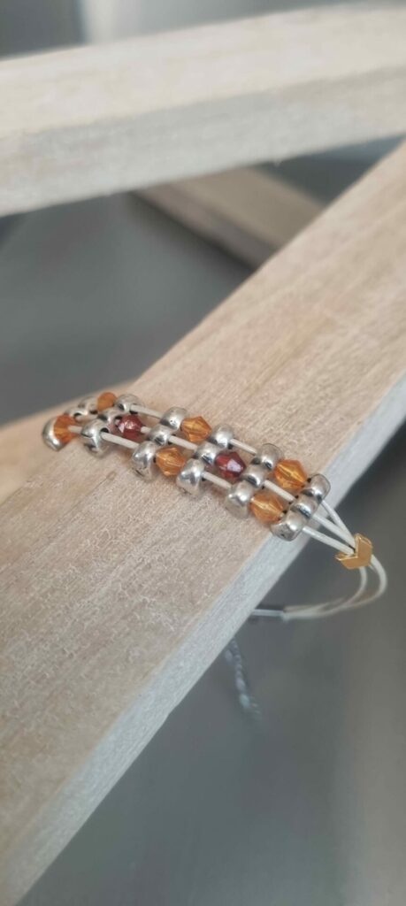 Bracelet femme, ado en cuir rond 0,8mm or, passants argentés et perles rouges et oranges