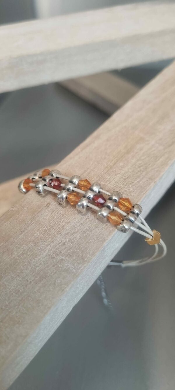 Bracelet femme, ado en cuir rond 0,8mm or, passants argentés et perles rouges et oranges