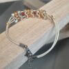Bracelet femme, ado en cuir rond 0,8mm or, passants argentés et perles rouges et oranges