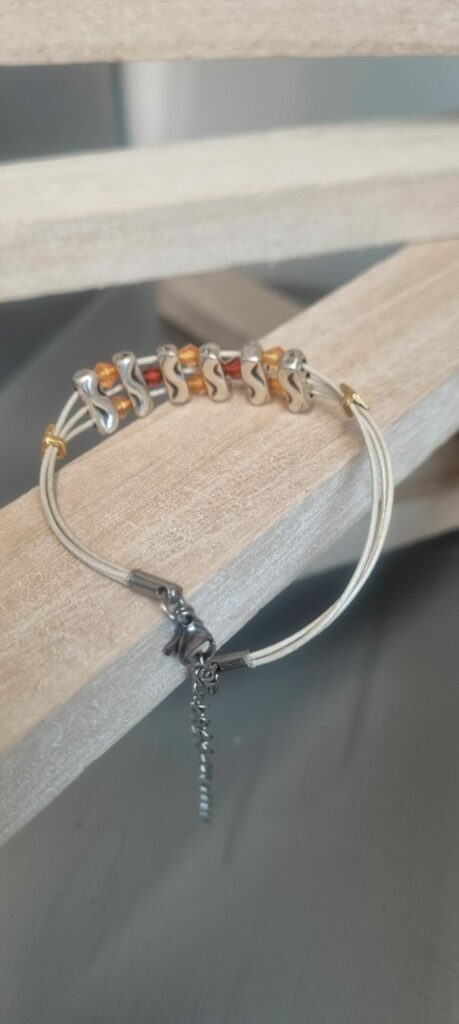Bracelet femme, ado en cuir rond 0,8mm or, passants argentés et perles rouges et oranges