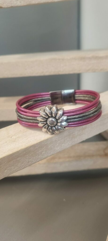 Bracelet femme en cuir rond gris et rose, passant fleur argenté
