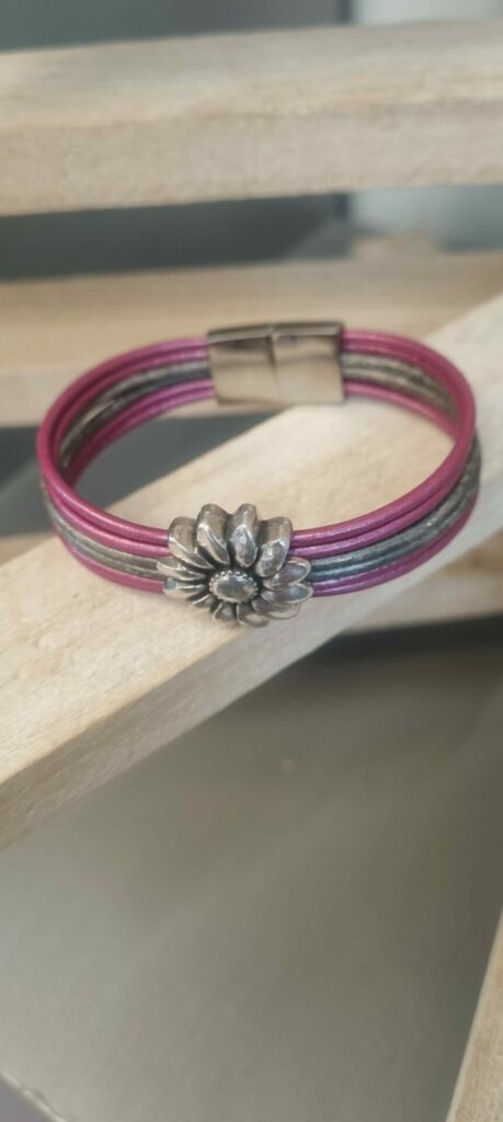 Bracelet femme en cuir rond gris et rose, passant fleur argenté
