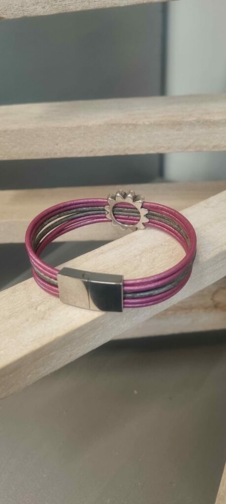 Bracelet femme en cuir rond gris et rose, passant fleur argenté