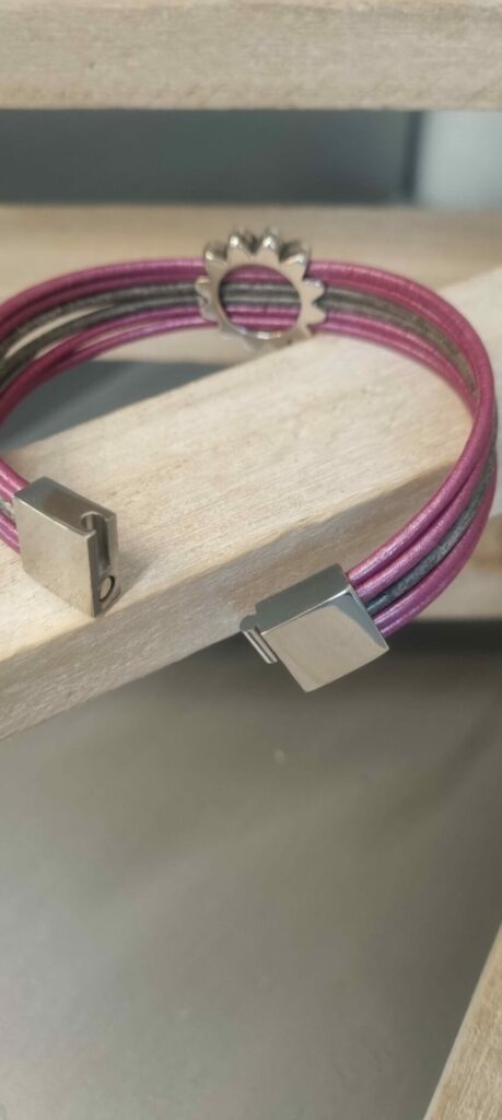 Bracelet femme en cuir rond gris et rose, passant fleur argenté
