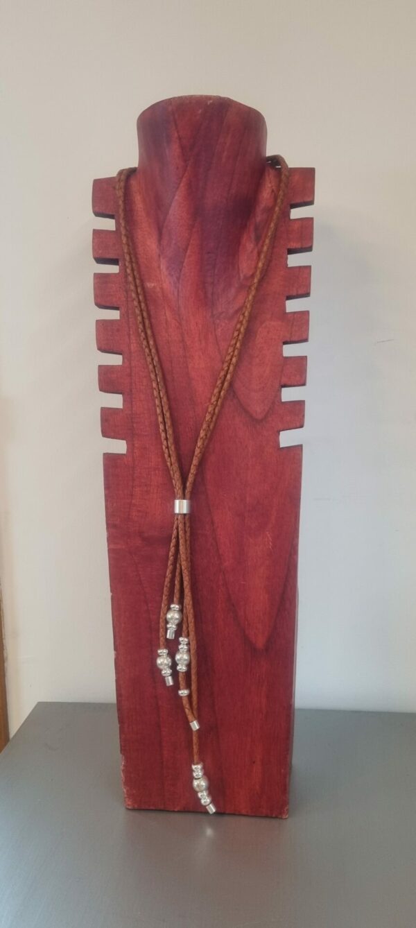 Collier sautoir femme en cuir tressé orange et perles argentées