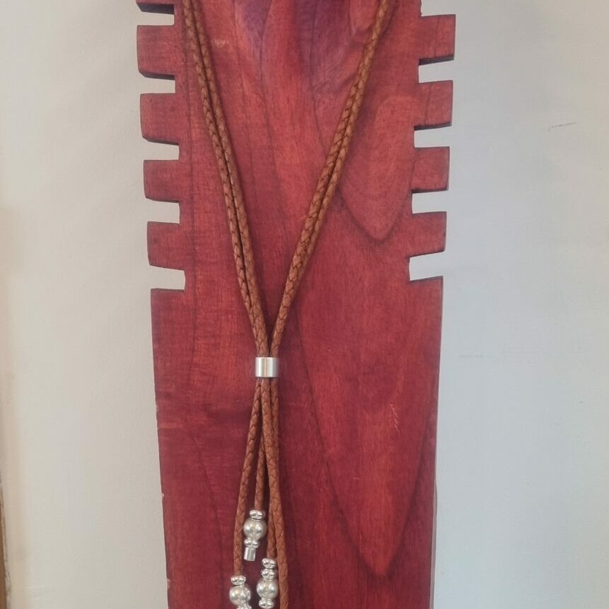 Collier sautoir femme en cuir tressé orange et perles argentées