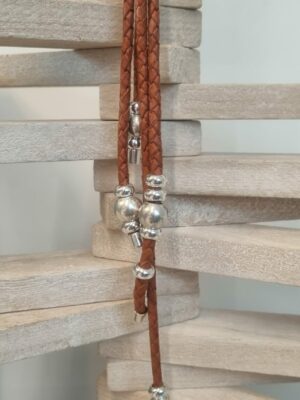 Collier sautoir femme en cuir tressé orange et perles argentées